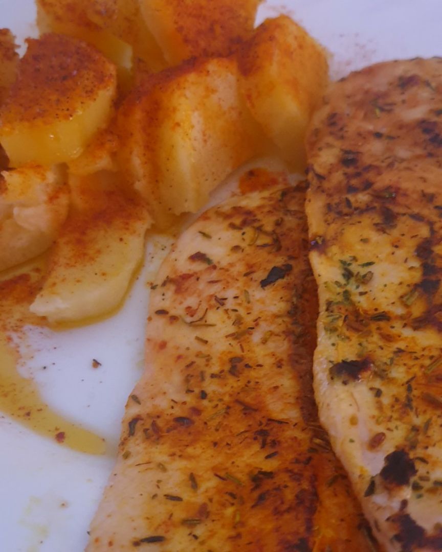 Pechuga de pollo al ajillo, con patatas cocidas con aceite y pimenton Pechuga de pollo al ajillo, con patatas cocidas con aceite y pimenton