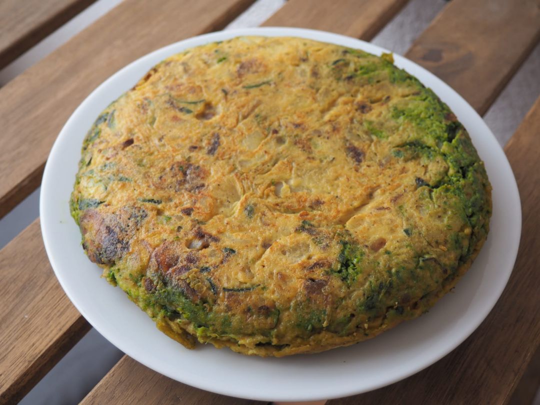 TORTILLA DE PATATAS Y CALABACÍN CON SALSA PESTO TORTILLA DE PATATAS Y CALABACÍN CON SALSA PESTO