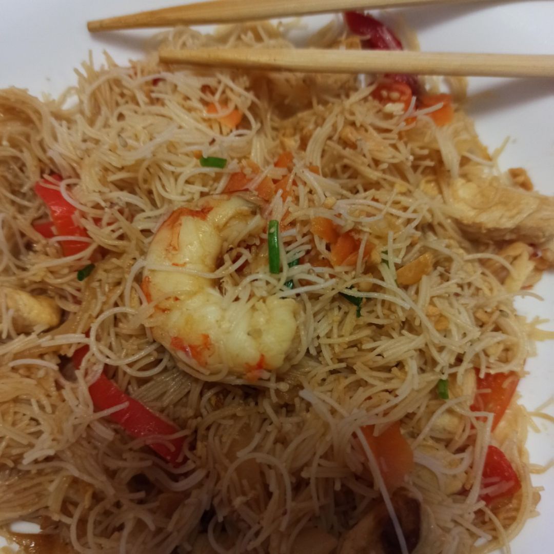 Nooddles de arroz con verduras, gambas y pollo Nooddles de arroz con verduras, gambas y pollo