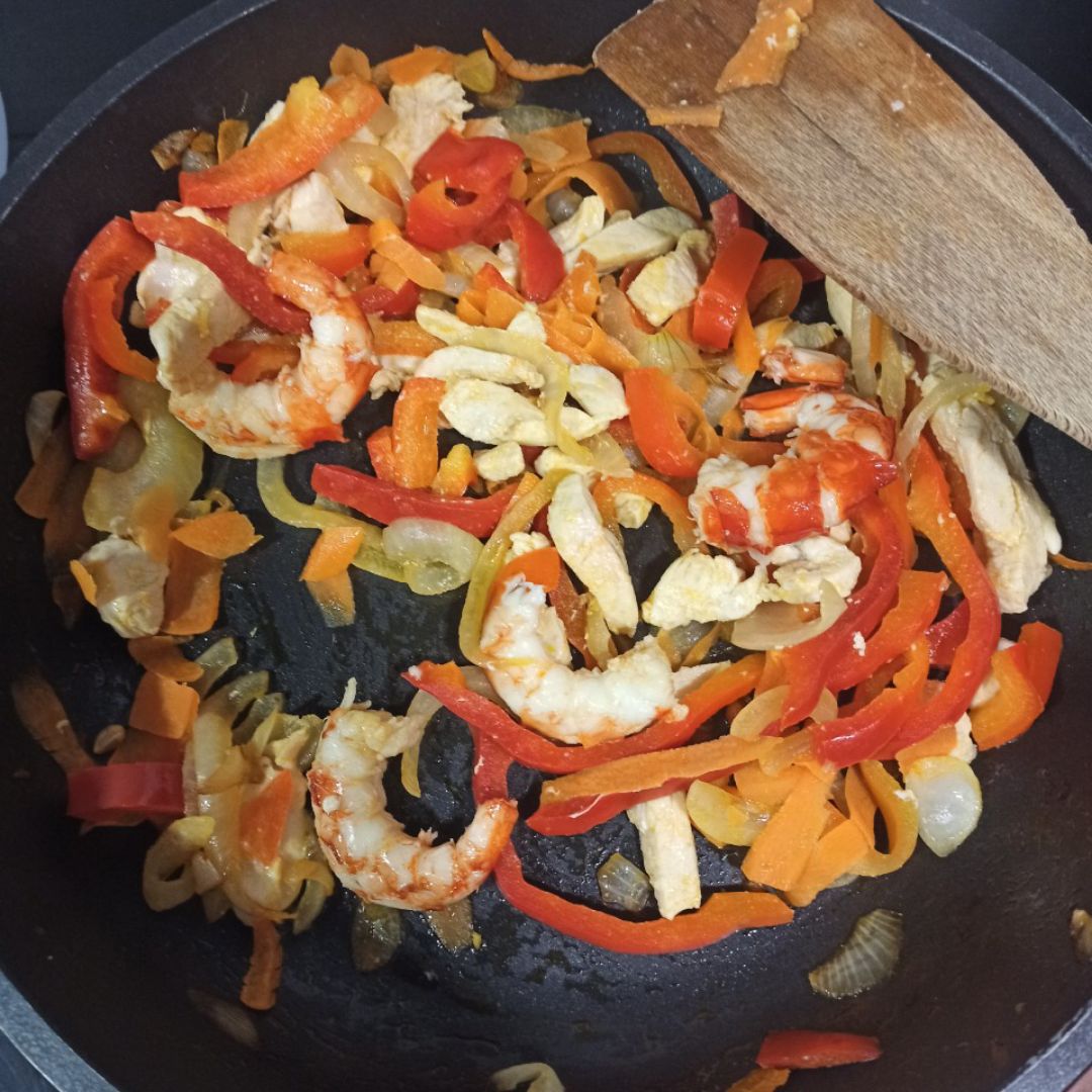 Nooddles de arroz con verduras, gambas y pollo Paso 1 Nooddles de arroz con verduras, gambas y pollo Paso 1