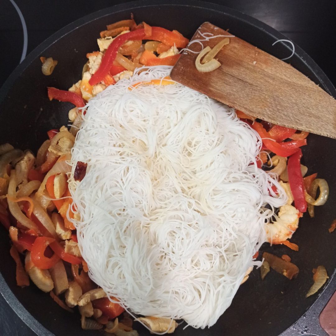 Nooddles de arroz con verduras, gambas y pollo Paso 2 Nooddles de arroz con verduras, gambas y pollo Paso 2