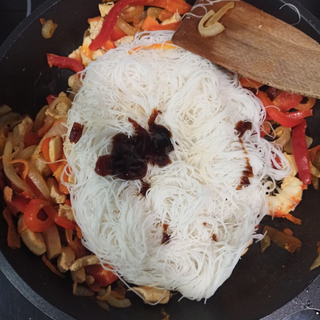 Nooddles de arroz con verduras, gambas y pollo Paso 3 Nooddles de arroz con verduras, gambas y pollo Paso 3