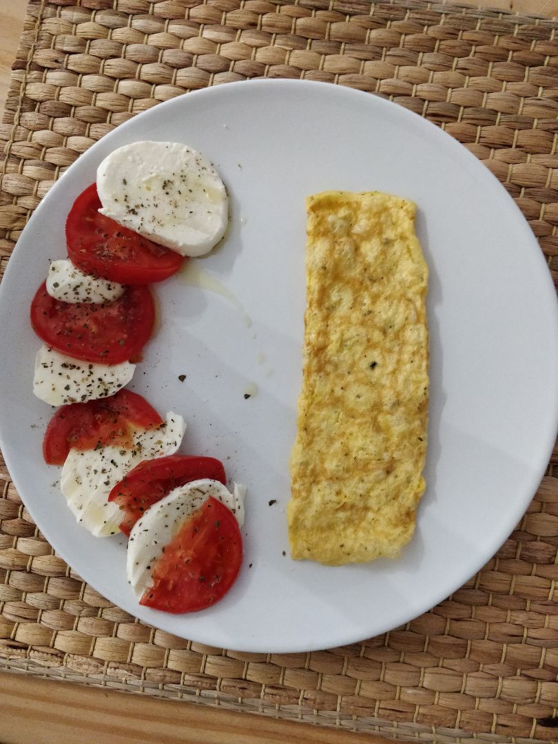 Tortilla francesa con ensalada caprese