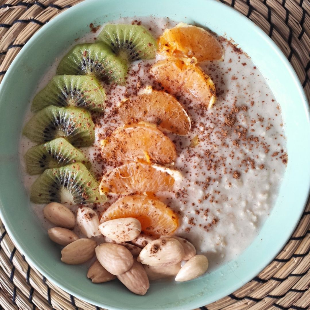 Porridge con kiwi, mandarina y almendras 