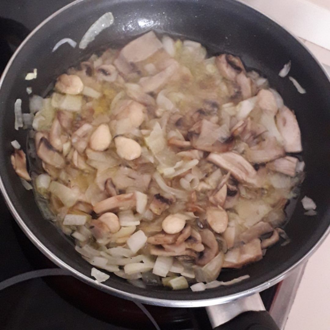 Champiñones y tofu con calabacetis y un toque almendrado. Paso 1 Champiñones y tofu con calabacetis y un toque almendrado. Paso 1