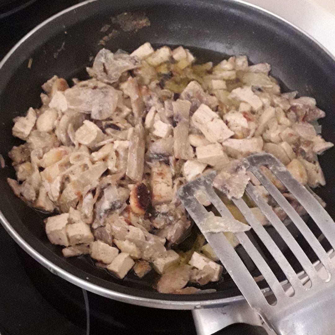 Champiñones y tofu con calabacetis y un toque almendrado. Paso 4 Champiñones y tofu con calabacetis y un toque almendrado. Paso 4