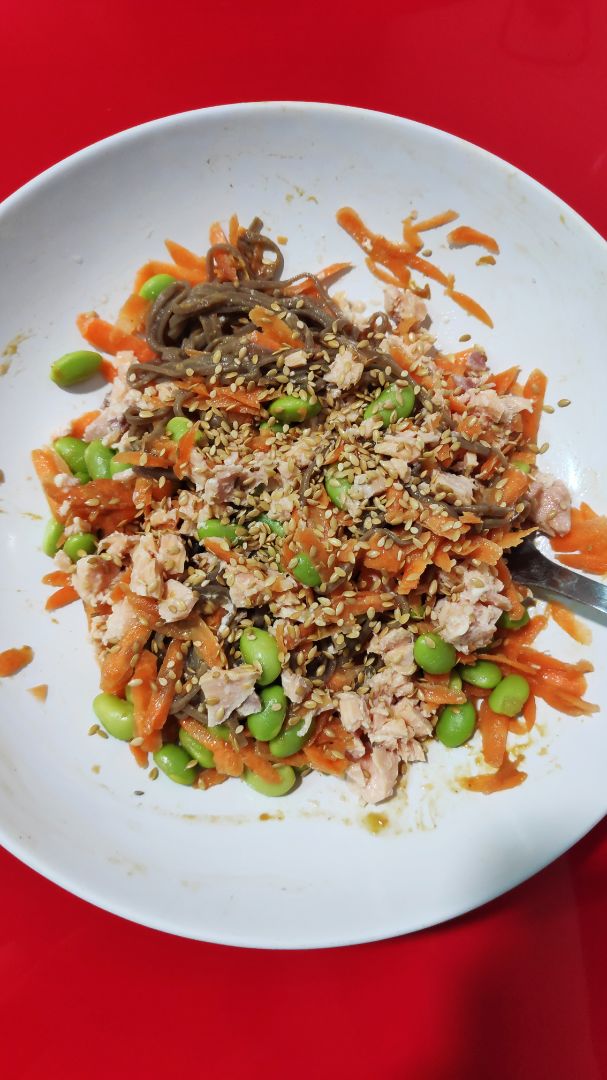 Fideos al estilo asiático con edamame y salmón Fideos al estilo asiático con edamame y salmón