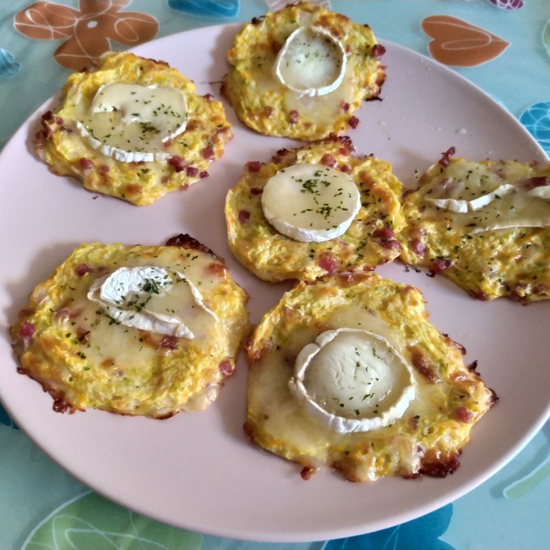 Tortitas de calabacín, queso y jamón serrano