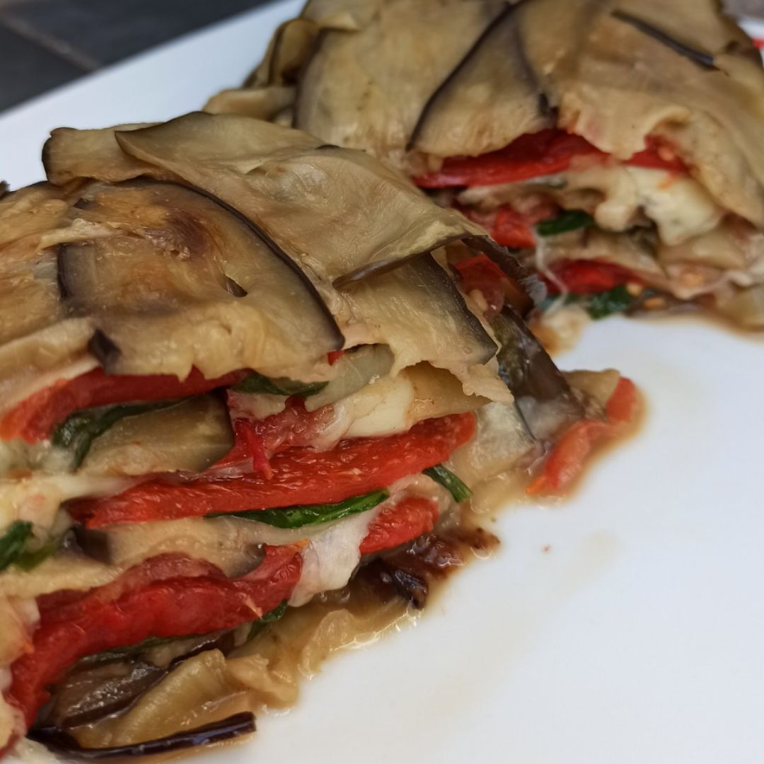 Tartaleta de berenjenas, piquillos, mozzarella y albahaca Tartaleta de berenjenas, piquillos, mozzarella y albahaca