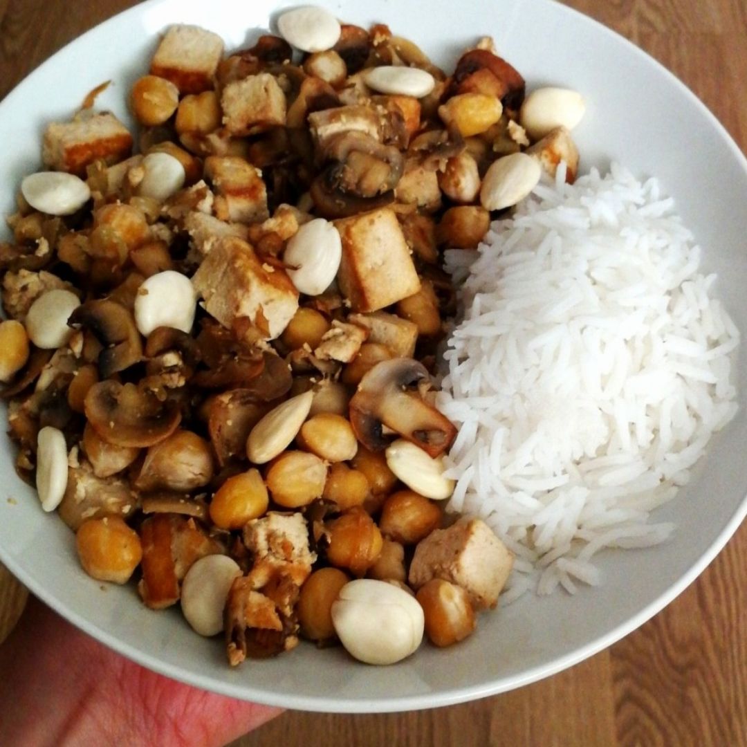 Wok de champiñones con garbanzos, tofu y salsa de soja Wok de champiñones con garbanzos, tofu y salsa de soja