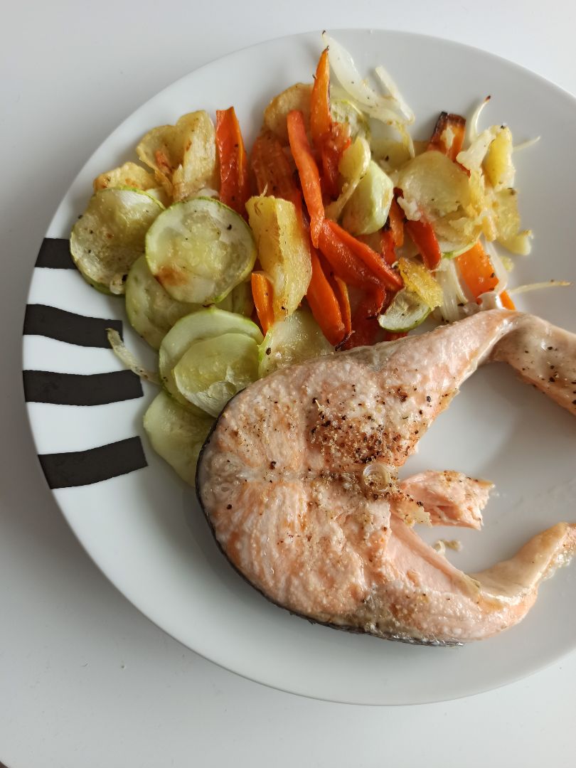 Salmón y verduras al horno. Salmón y verduras al horno.