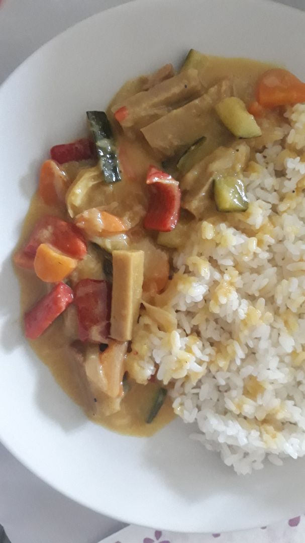 Curry de seitán con arroz Curry de seitán con arroz