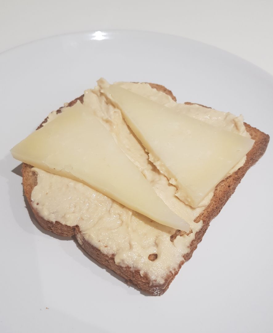 Tostada de pan de espelta con humus y queso