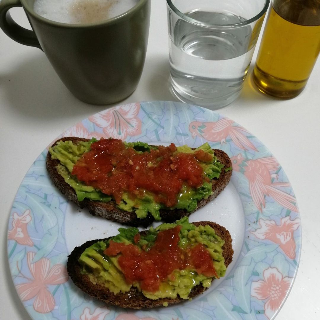 Tostadas con tomate y aguacate Tostadas con tomate y aguacate