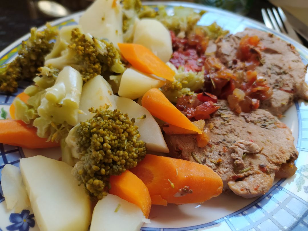 Solomillo de cerdo con verduras al vapor Solomillo de cerdo con verduras al vapor