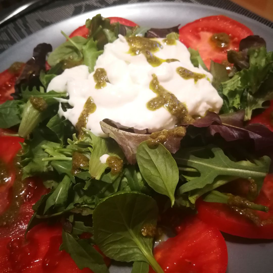 Ensalada de burrata y tomate. Ensalada de burrata y tomate.