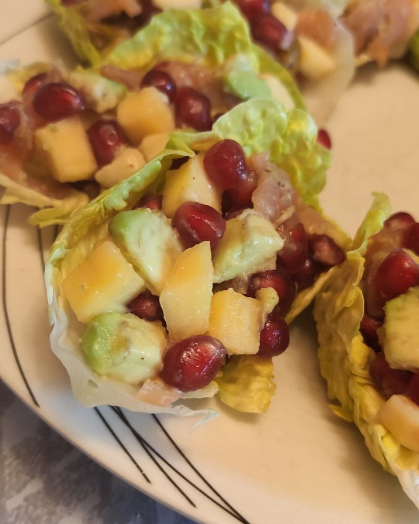 Cogollos con aguacate, salmón, granada, mango y pistachos. Cogollos con aguacate, salmón, granada, mango y pistachos.