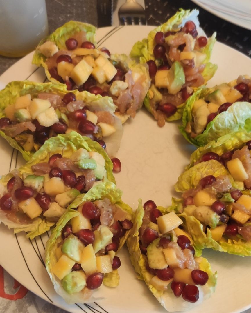 Cogollos con aguacate, salmón, granada, mango y pistachos. Paso 2 Cogollos con aguacate, salmón, granada, mango y pistachos. Paso 2