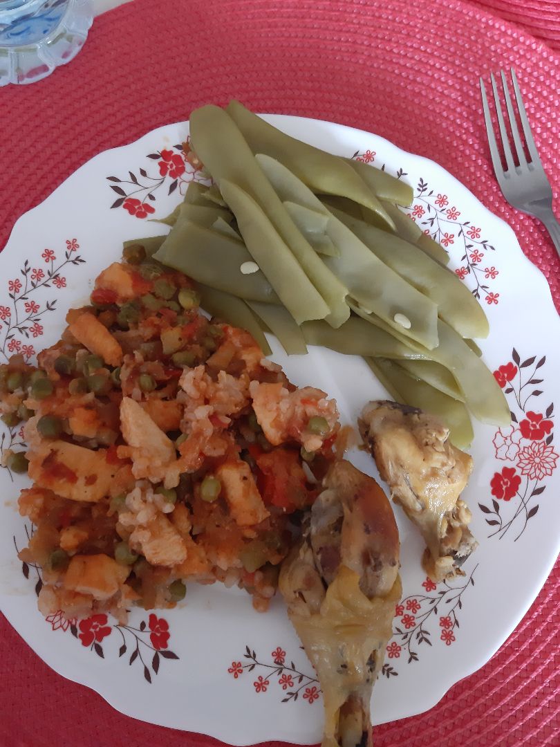 Paella de verduras con pollo y judías Paella de verduras con pollo y judías