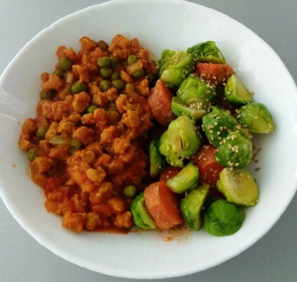 Guiso de soja texturizada y guisantes acompañado de coles de bruselas y zanahoria al papillote Guiso de soja texturizada y guisantes acompañado de coles de bruselas y zanahoria al papillote