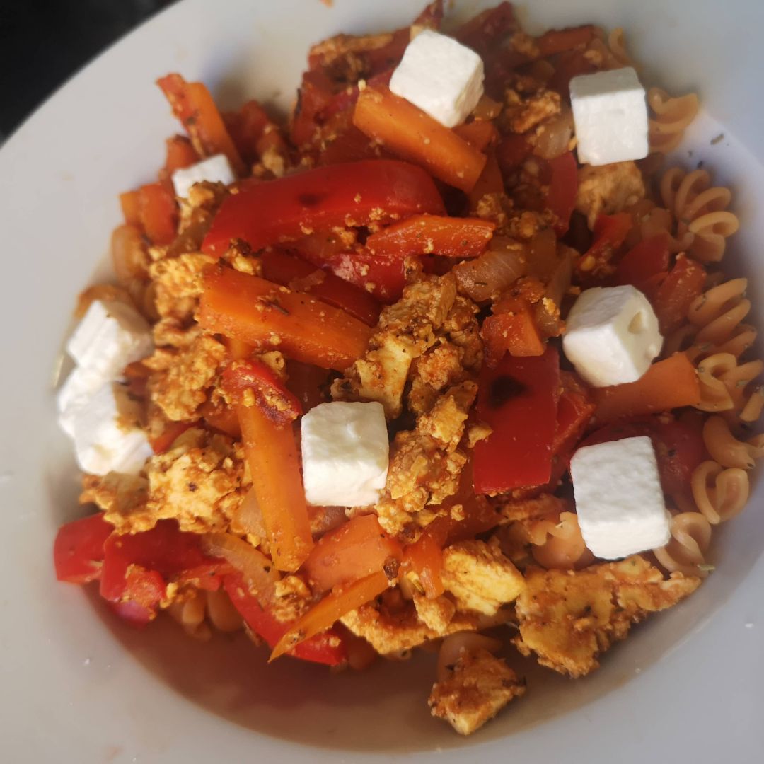 Ensalada de hélices de lenteja roja. Ensalada de hélices de lenteja roja.