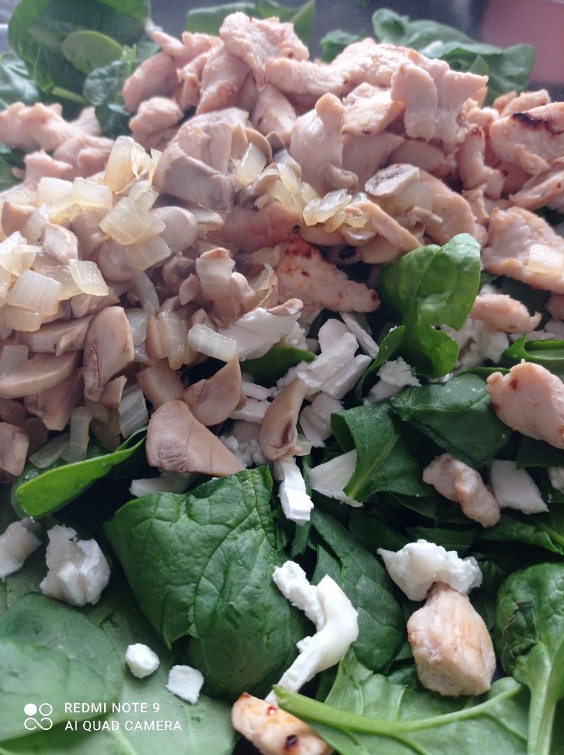 Ensalada de espinacas con cebolla, champiñones, queso de cabra y pechuga de pollo a la plancha