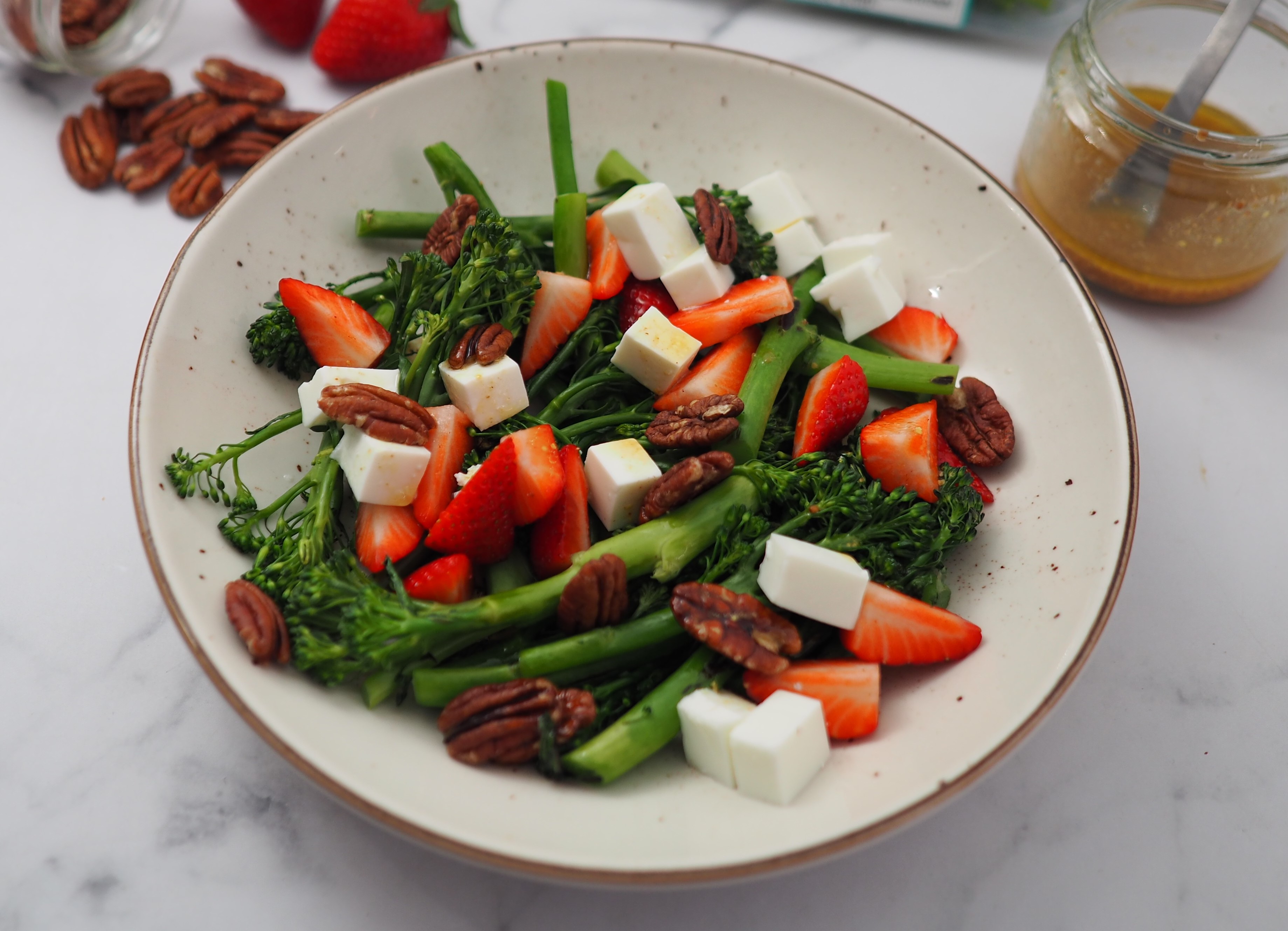 Ensalada de Bimi con fresas, queso y nueces pecanas