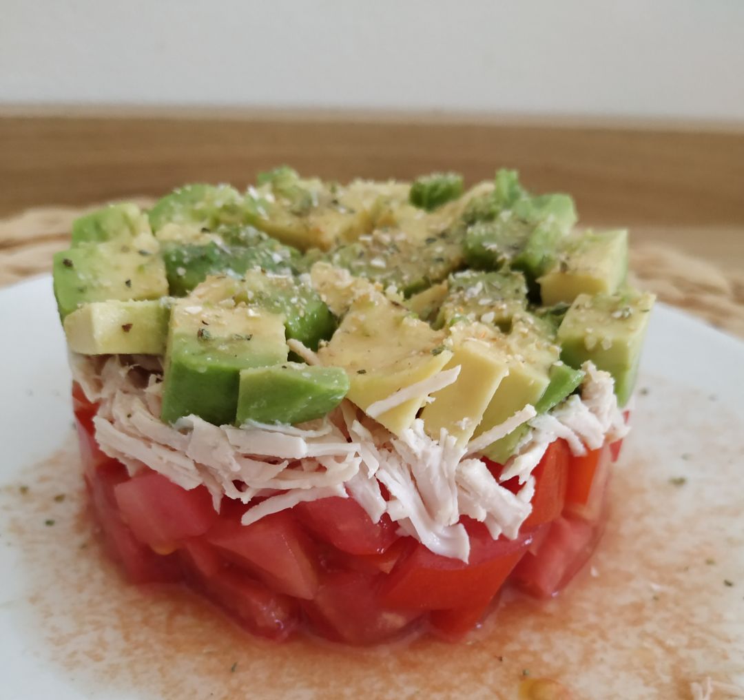 Timbal de tomate, pollo y aguacate Timbal de tomate, pollo y aguacate