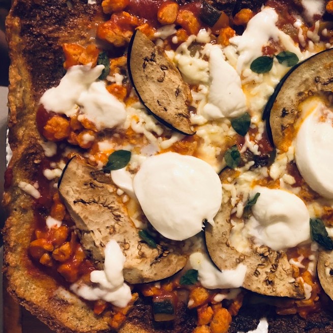 Pizza de quinoa con boloñesa de soja texturizada