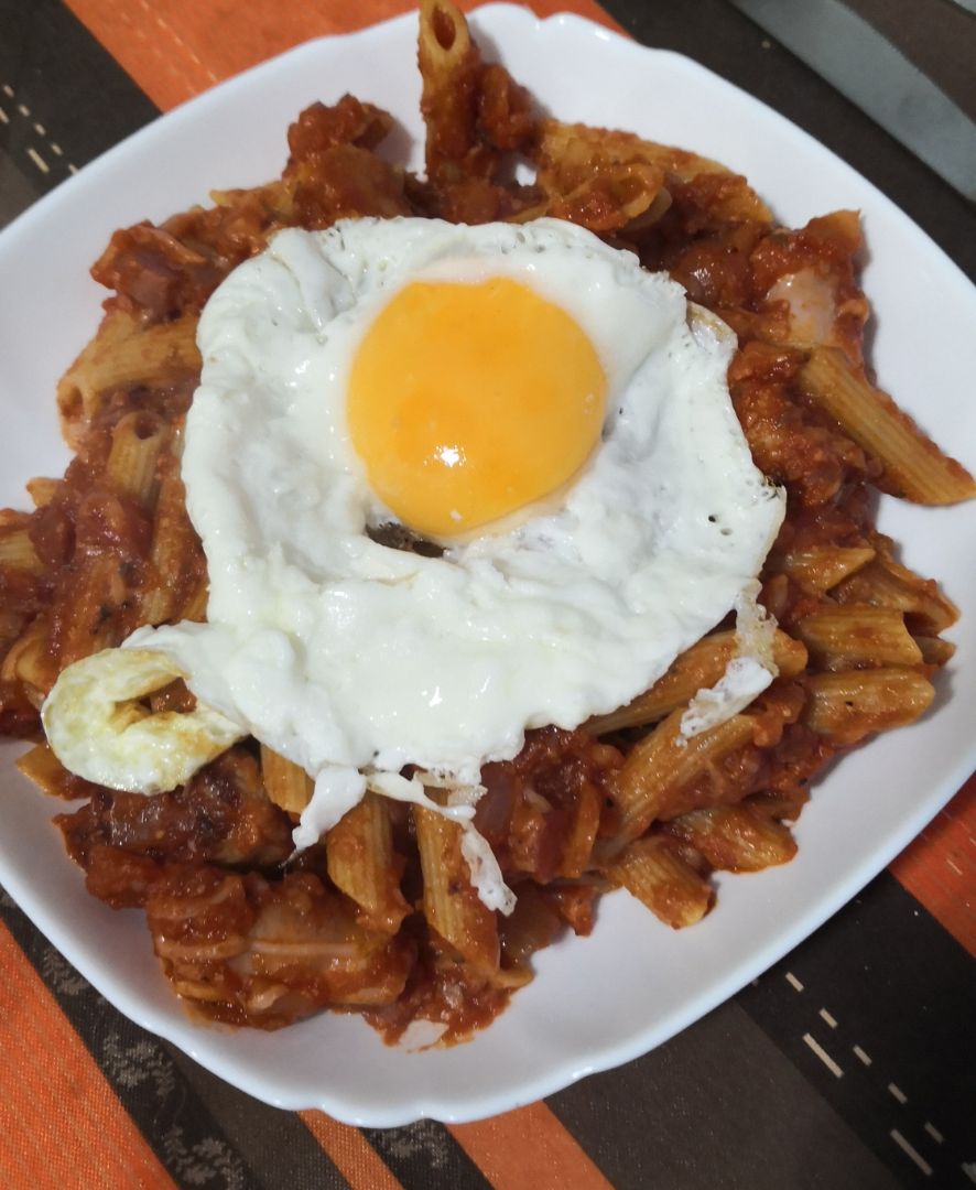 Macarrones con tomate, jamón y huevo Macarrones con tomate, jamón y huevo