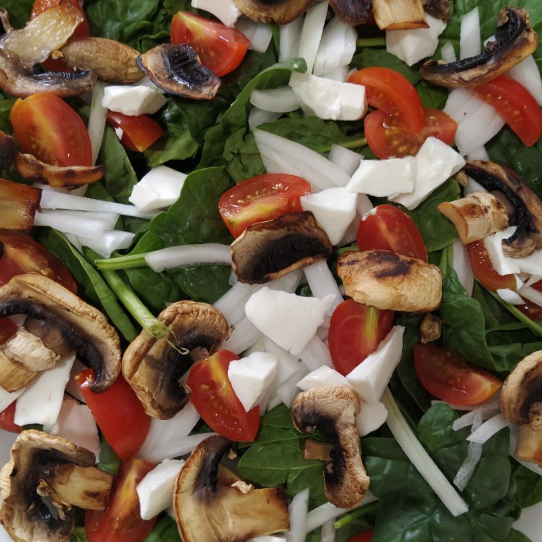 Ensalada de espinacas y champiñones Ensalada de espinacas y champiñones