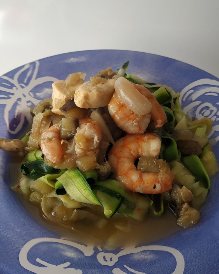 Tallarines de calabacín con pollo y Langostinos Tallarines de calabacín con pollo y Langostinos