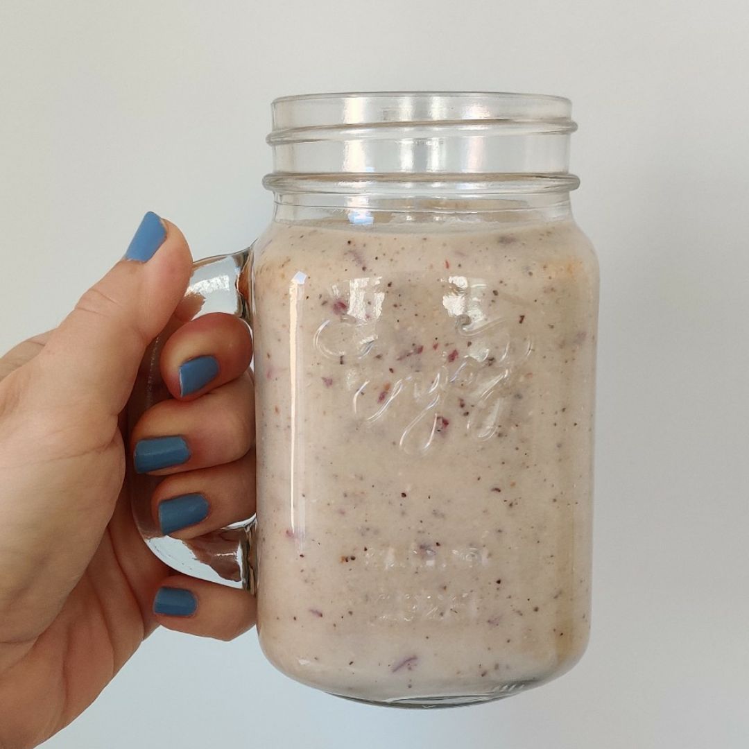 Batido de kiwi, plátano, uvas y avena con leche