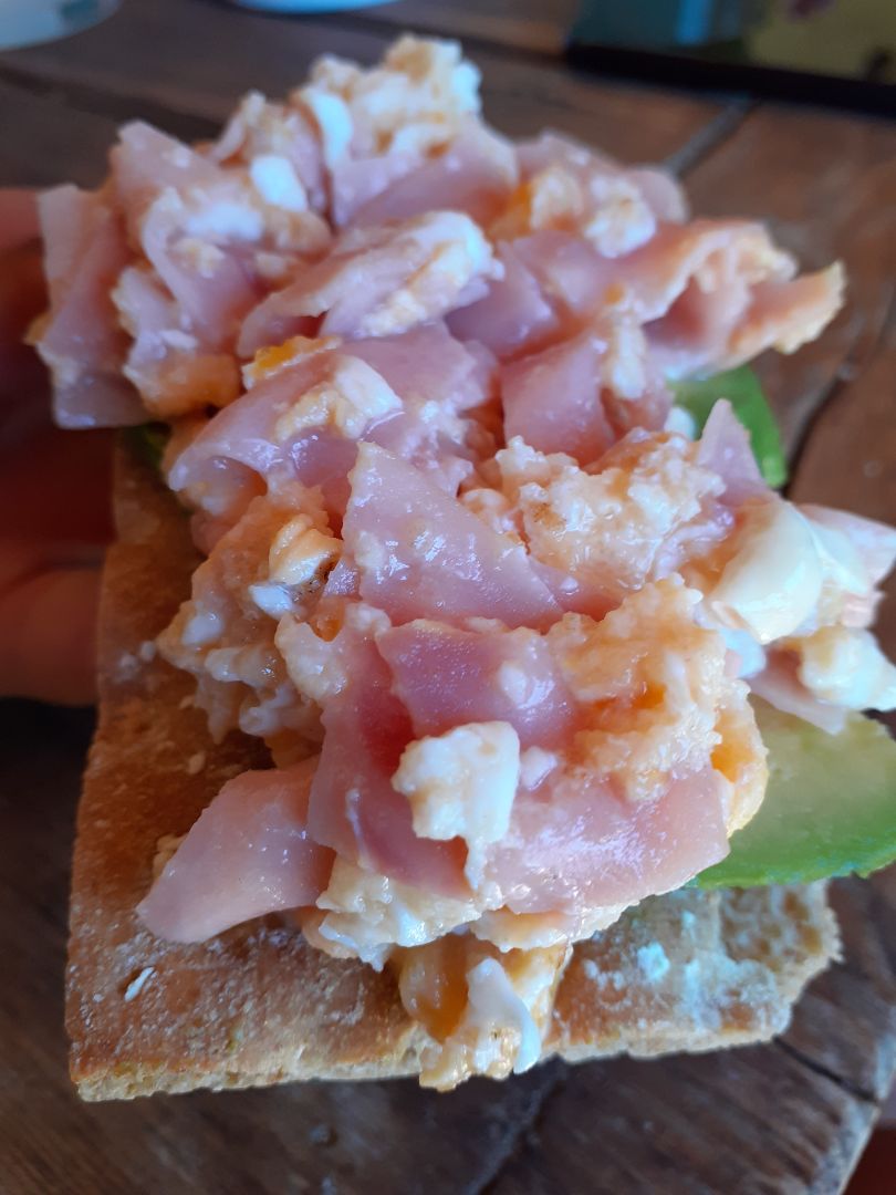 Tosta de wasa con aguacate y revuelto de jamón Tosta de wasa con aguacate y revuelto de jamón