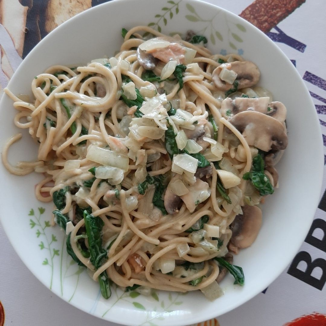 Pasta con espinacas, salmón y queso crema