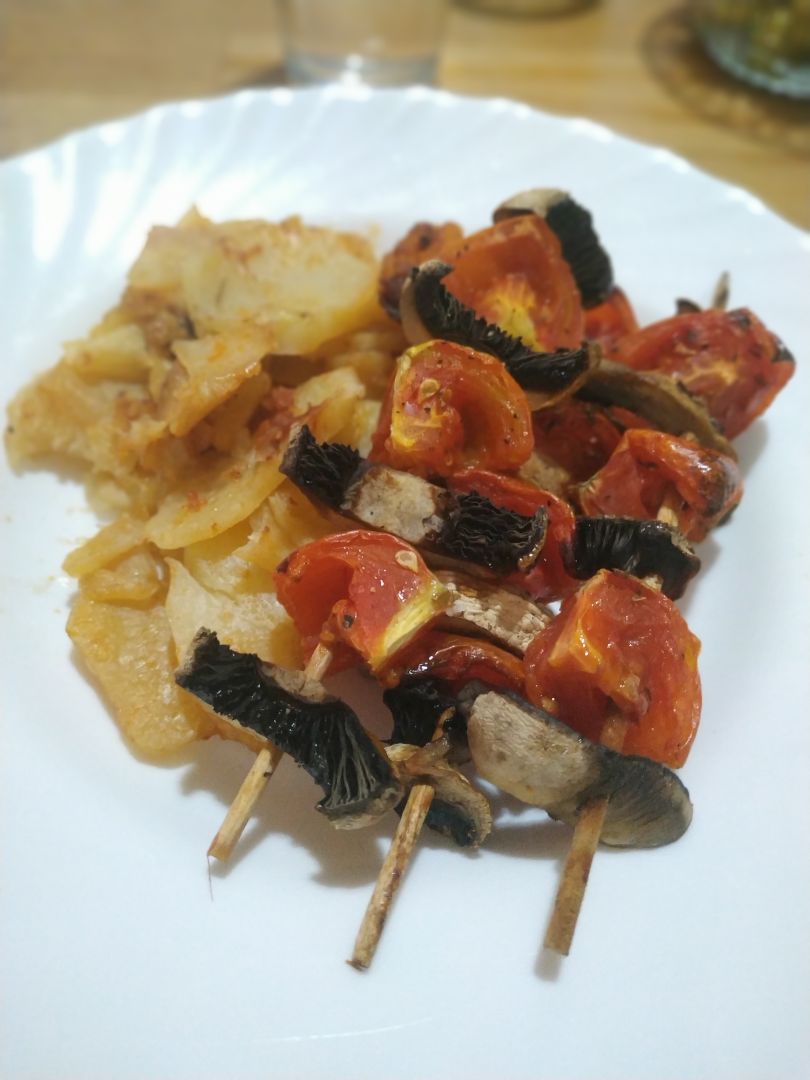 Brochetas de champiñones y tomate Brochetas de champiñones y tomate