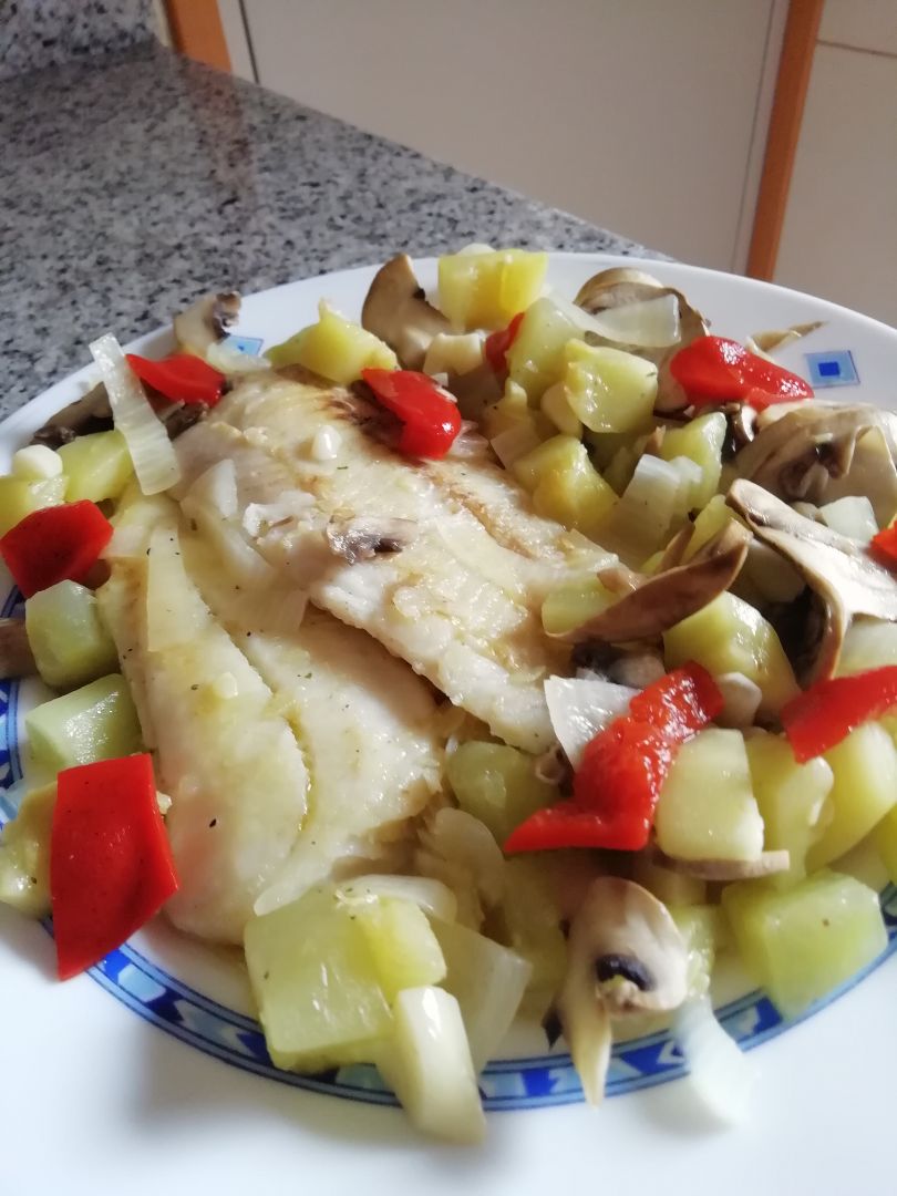 Merluza con verduras a la plancha Merluza con verduras a la plancha