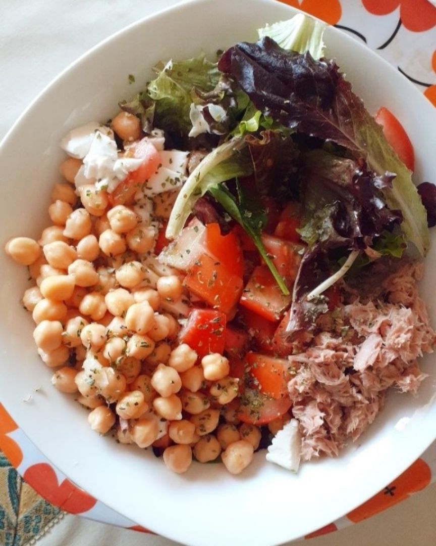 Ensalada de garbanzos, brotes verdes, tomate, queso fresco y atún 🥬🍅🥗 Ensalada de garbanzos, brotes verdes, tomate, queso fresco y atún 🥬🍅🥗