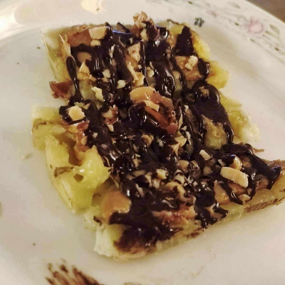 plátano con chocolate y cacahuete 