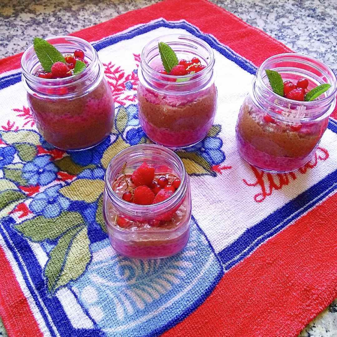 Pudin de chía con chocolate , frambuesas y grosellas 🍫♥️ Pudin de chía con chocolate , frambuesas y grosellas 🍫♥️