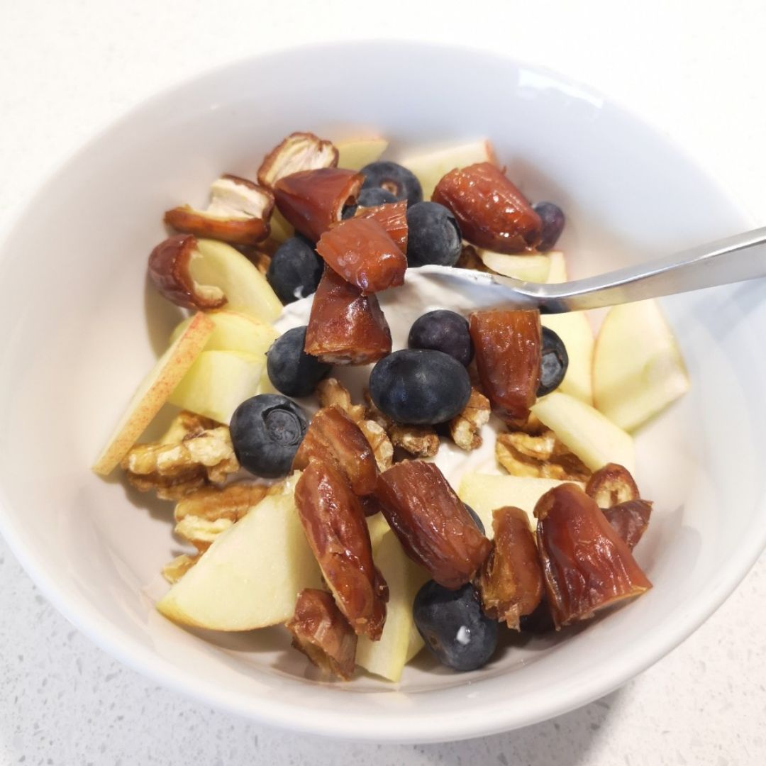 Skyr con manzana, arándanos y dátiles Skyr con manzana, arándanos y dátiles