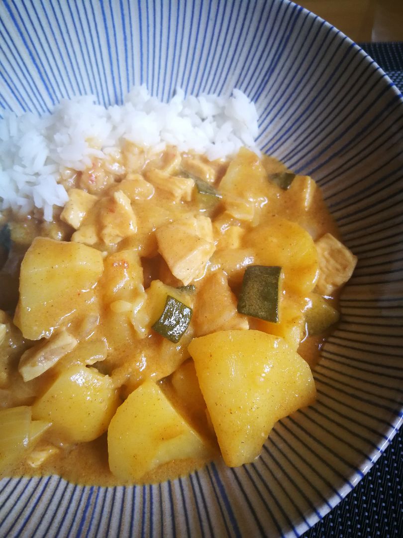 Curry de pollo y patatas Curry de pollo y patatas
