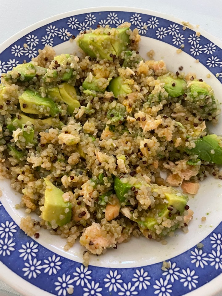 Ensalada Quinoa salmón, aguacate y nueces 