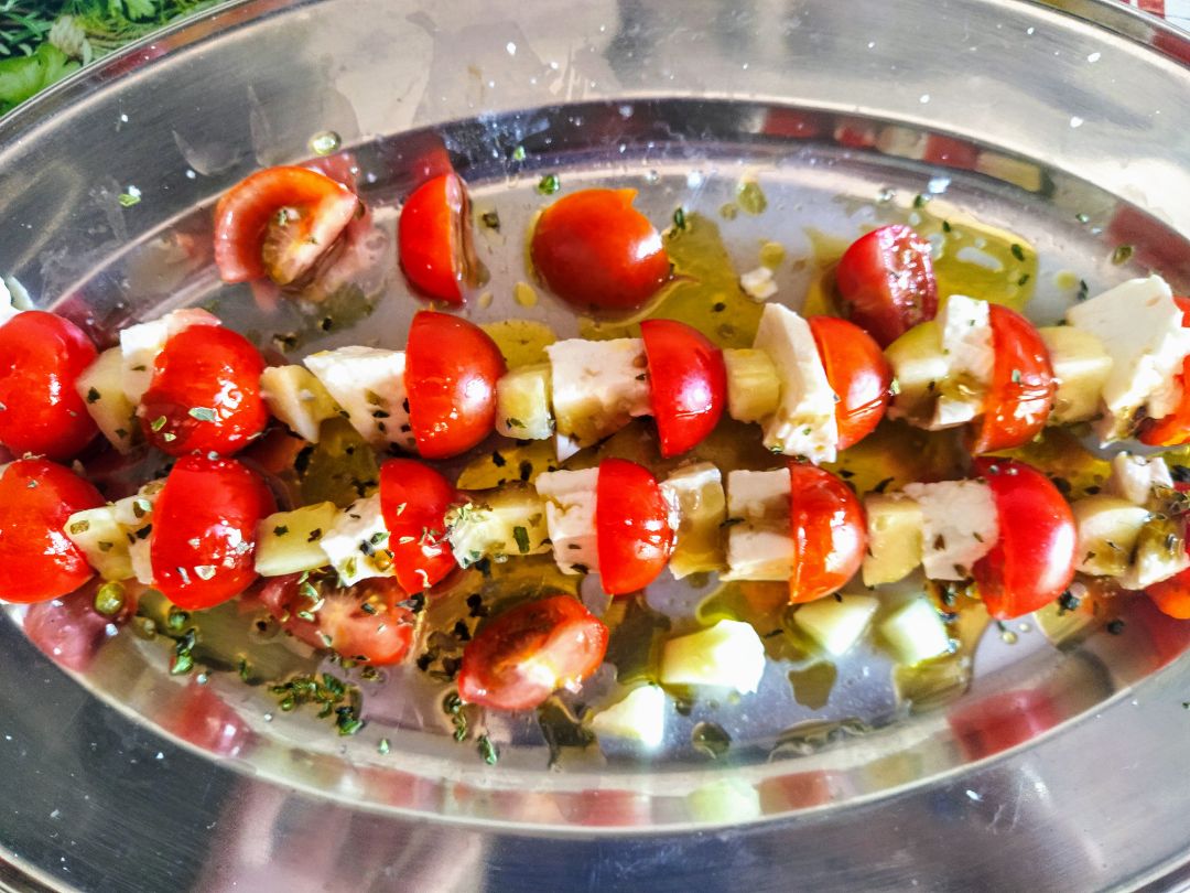 Pinchitos de tomate, queso fresco y pepino 🍅🍡
