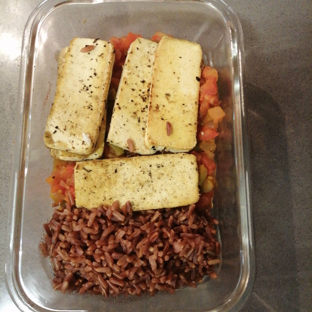 Arroz rojo con pisto y Tofu especia do Arroz rojo con pisto y Tofu especia do