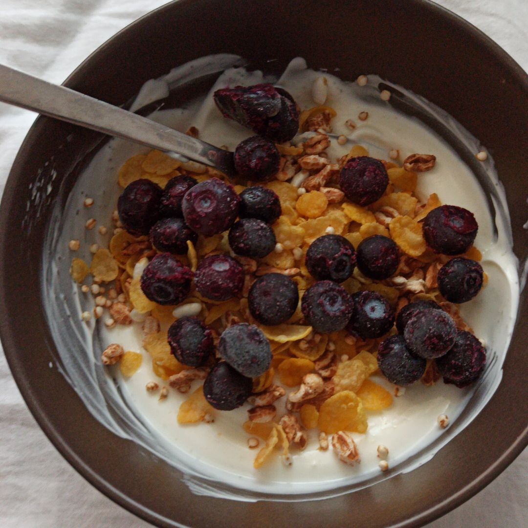 Yogur con cereales y arándanos Yogur con cereales y arándanos