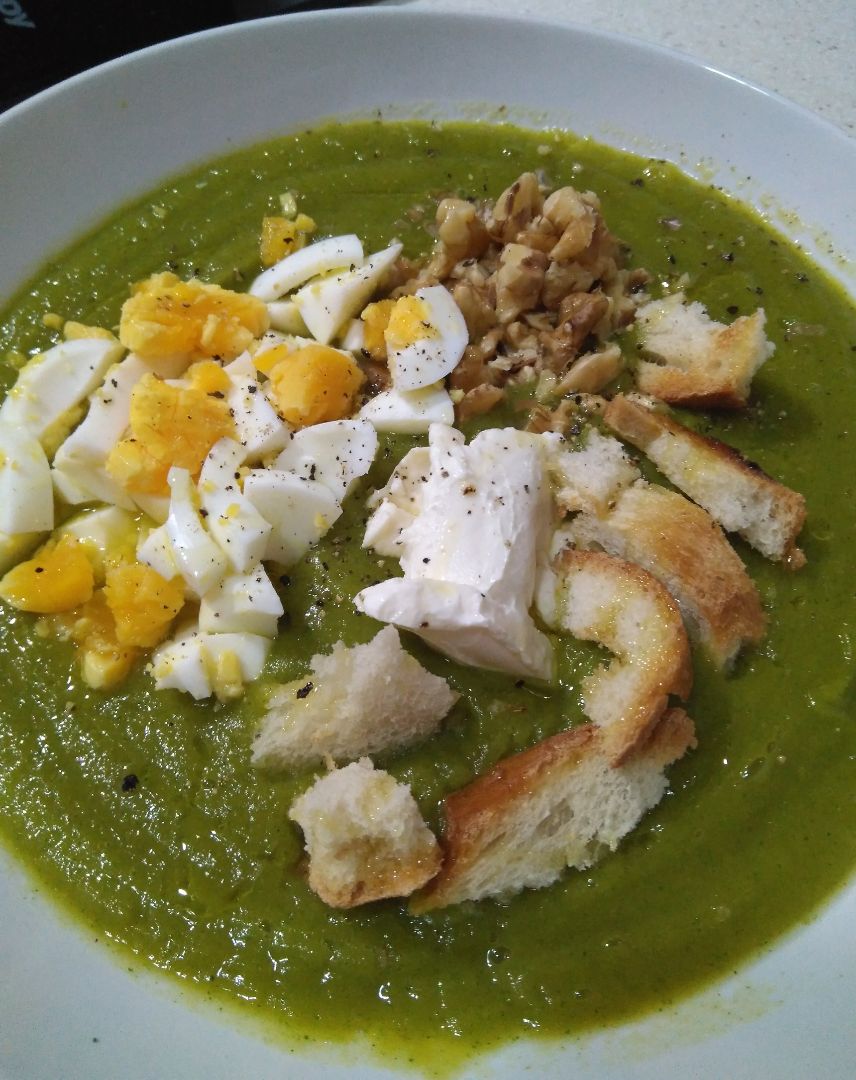 Crema de verduras con nueces, queso Philadelphia y huevo duro Crema de verduras con nueces, queso Philadelphia y huevo duro