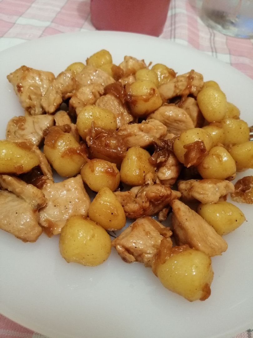 Pollo con gnocchis y salsa de soja Pollo con gnocchis y salsa de soja