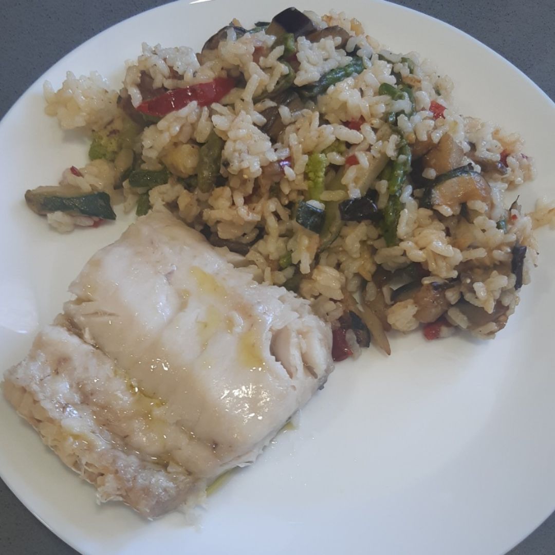 Merluza al vapor con salteado de arroz y verduras Merluza al vapor con salteado de arroz y verduras