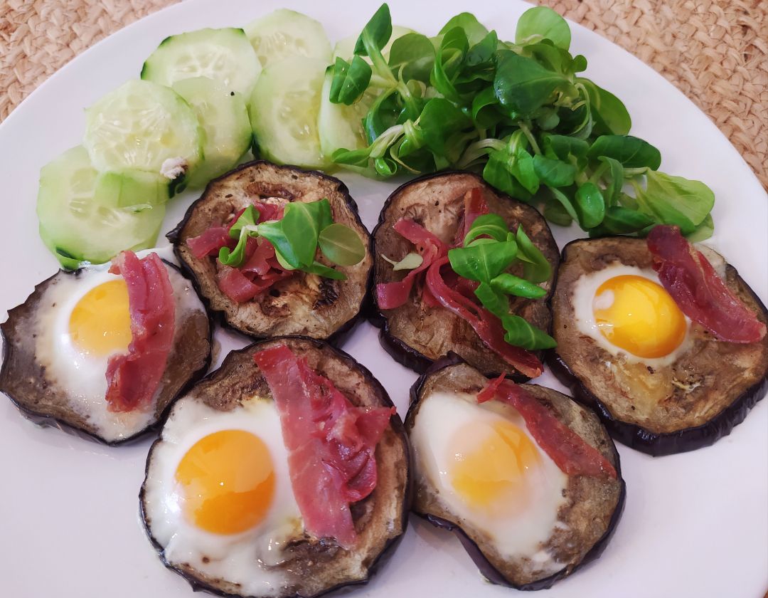 Crujiente de berenjena con huevo de codorniz y jamón Serrano Crujiente de berenjena con huevo de codorniz y jamón Serrano